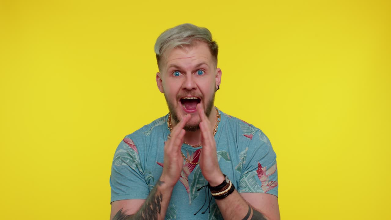 hombre desear buena suerte y sorprenderse de repente sueño hecho realidad, esperando ganar la lotería