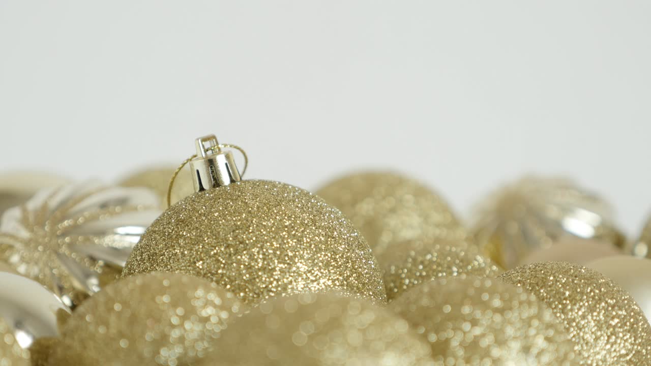 Palline di Natale color oro disposte, inclinazione lenta, filmato 4K