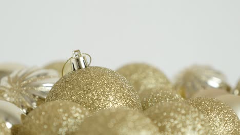arregladas bolas de navidad de color dorado inclinación lenta imágenes de 4k