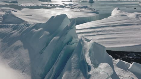 ilulissat icefjord의 바다와 얼음 위의 드론