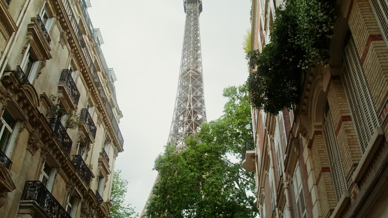 파리 거리를 가로질러 보이는 에펠탑
