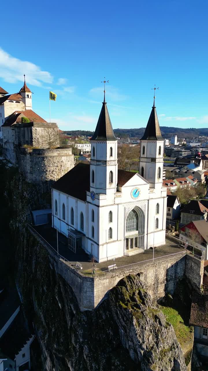 Schweiz' reformerte kirke Aarburg på en stejl klippe ved siden af Aarburg Slot, vertikal videorulle