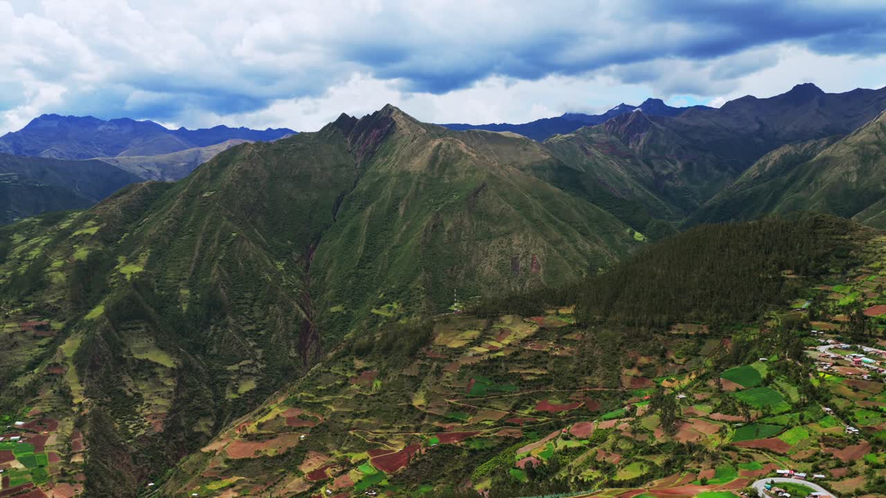 Limatambo, Perù, drone aereo, altopiani, azienda agricola di avocado, raccolti, Ande peruviane, catena montuosa, regione di Cusco, Heertahuayco, clima caldo, Soray, stagione delle piogge, nuvole, monte Humantay, Salkantay, strada ventosa in avanti