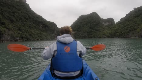 Toma-Pov-De-La-Parte-Trasera-De-Una-Mujer-En-Un-Kayak,-Remando-Visto-Desde-Atrás