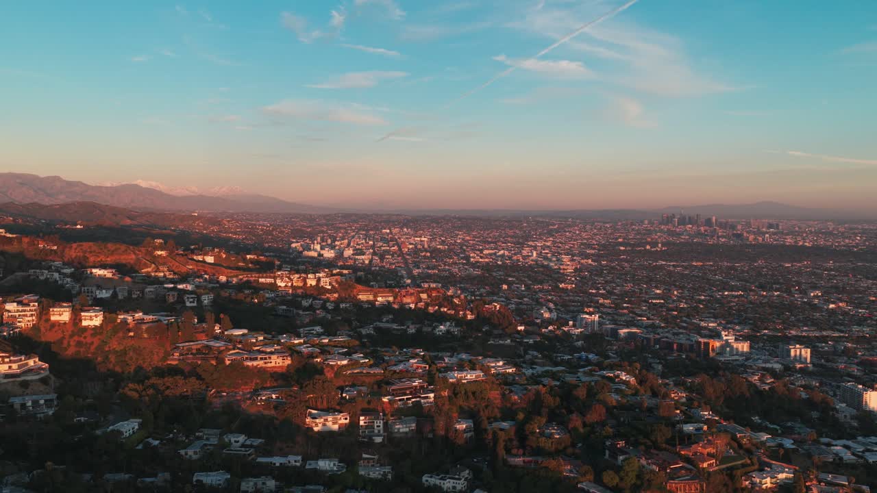 Ampia ripresa aerea in dolly delle Colline di Hollywood sopra Sunset Boulevard a West Hollywood all'ora d'oro nella California meridionale. 4K.