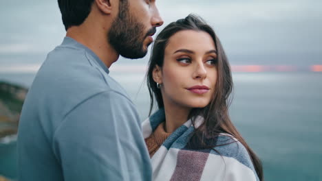 Linda-Pareja-Relajante-Costa-Tarde-Sombría-Primer-Plano.-Par-De-Pie-En-El-Océano-Gris