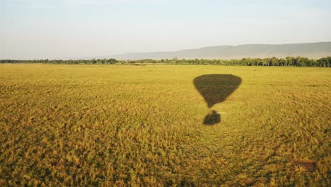 Vuelo-En-Globo-Aerostático,-Alta-Vista-Sobrevolando-El-Paisaje-De-Masai-Mara-En-áfrica,-Toma-Aérea-Del-Hermoso-Paisaje-De-Sabana-Al-Amanecer-En-Una-Increíble-Experiencia-De-Viaje-Africana-Viaje-En-Globo-De-Lujo