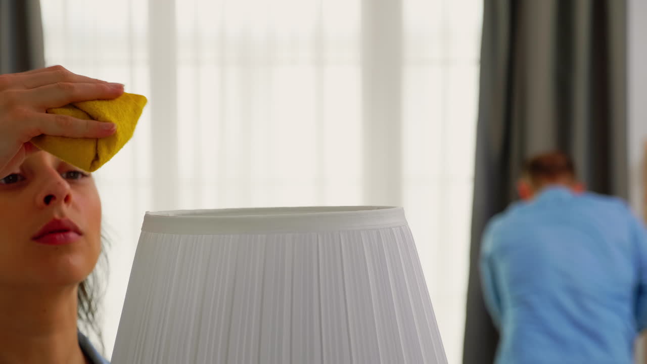 침실 램프의 먼지를 제거하는 것