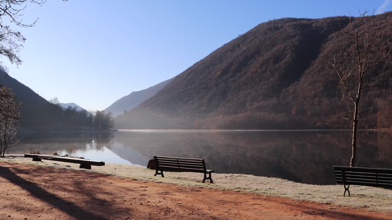 이 해가 지는 황금 시간에, 이 젊은 비디오 제작자는 그의 카메라와 드론을 가지고 외로움이 존재하는 곳에서 화려한 트레킹을합니다.