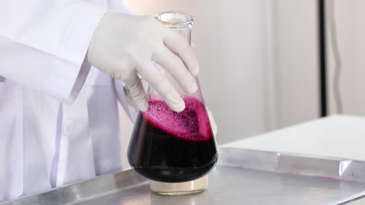 Esperimento con becher, sapone e colorante alimentare.