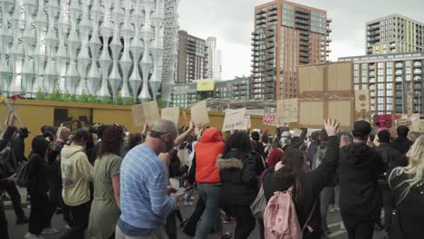 blm londoner demonstranten mit schildern und klatschen