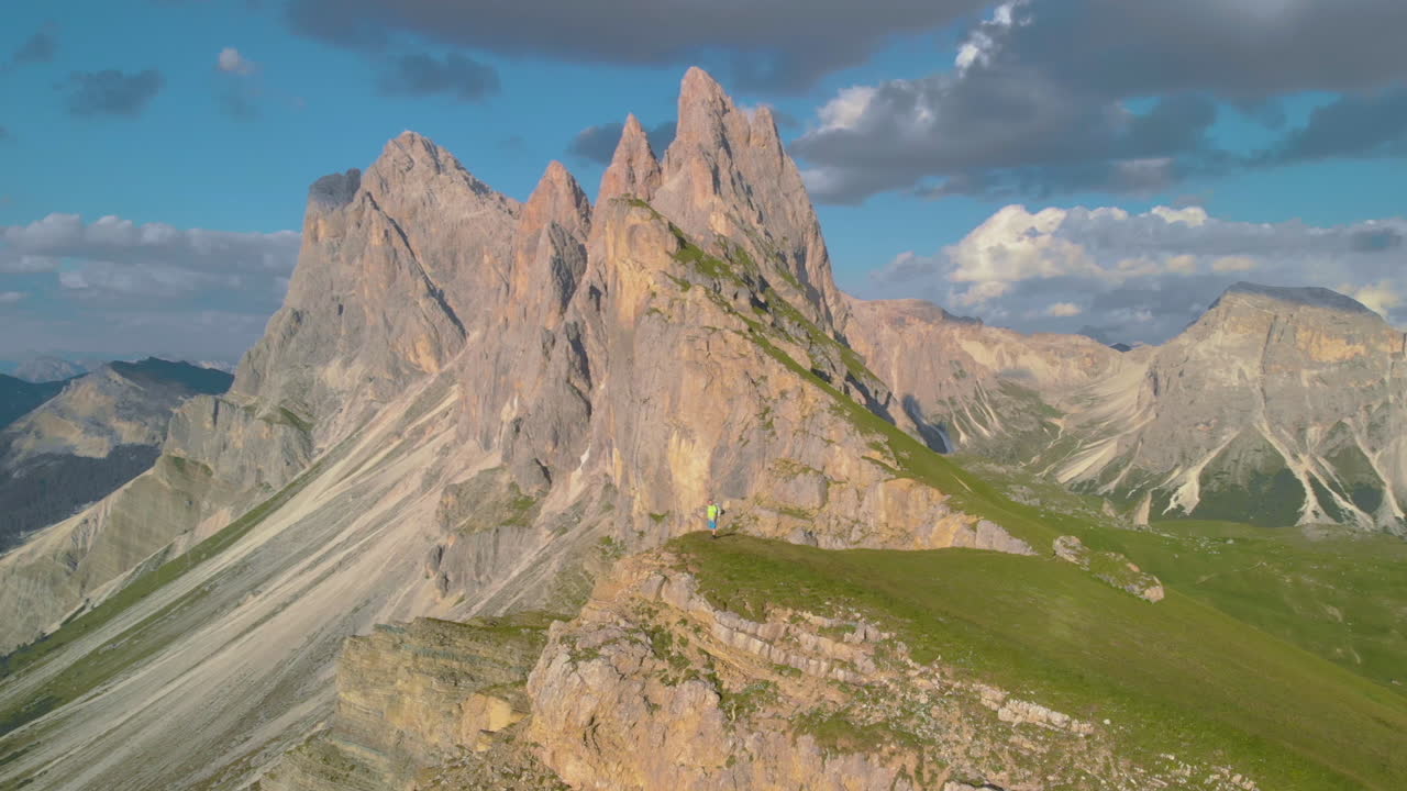 목가적인 사우스 티롤의 활기찬 계곡 풍경을 내려다보는 세세다(seceda) 산 절벽 가장자리에서 하이킹