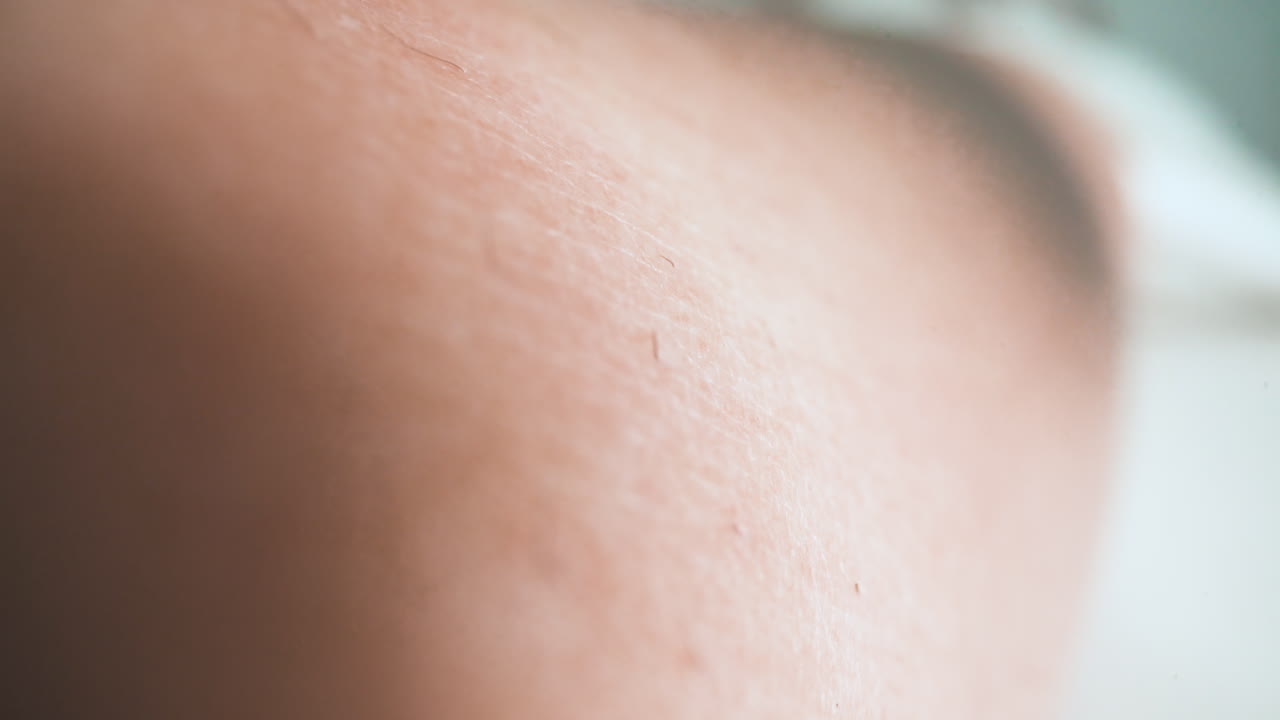 la máquina moderna de depilación hace la depilación en la parte del muslo