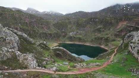 Somiedo-National-Park-Mountain-Lake-in-Asturias,-North-Spain---Aerial-4k-Circling