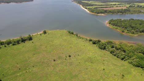 Video-Aéreo-De-Una-Cala-En-El-Lago-Texoma-Y-El-Río-Rojo