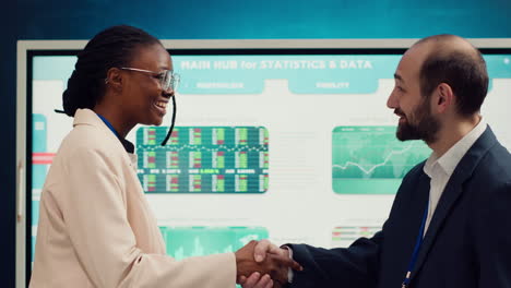 business manager does handshake with a new employee during a briefing meeting