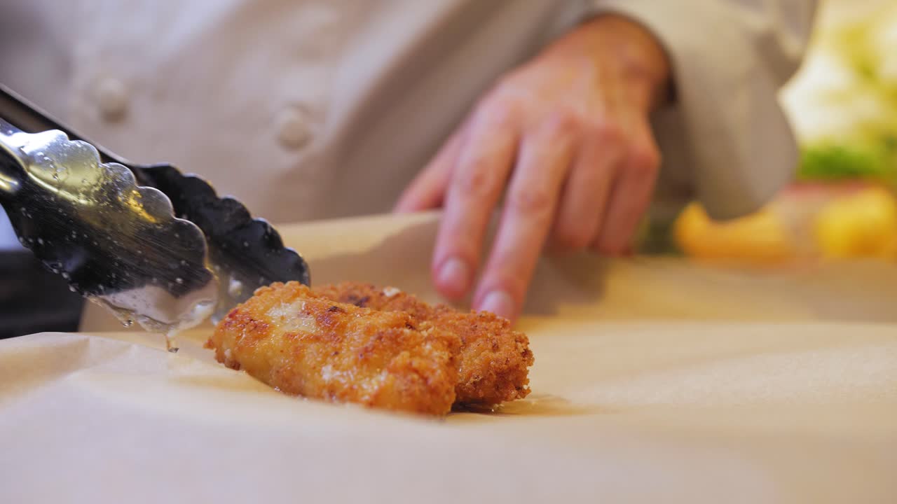 요리사는 종이에 음식을 넣어