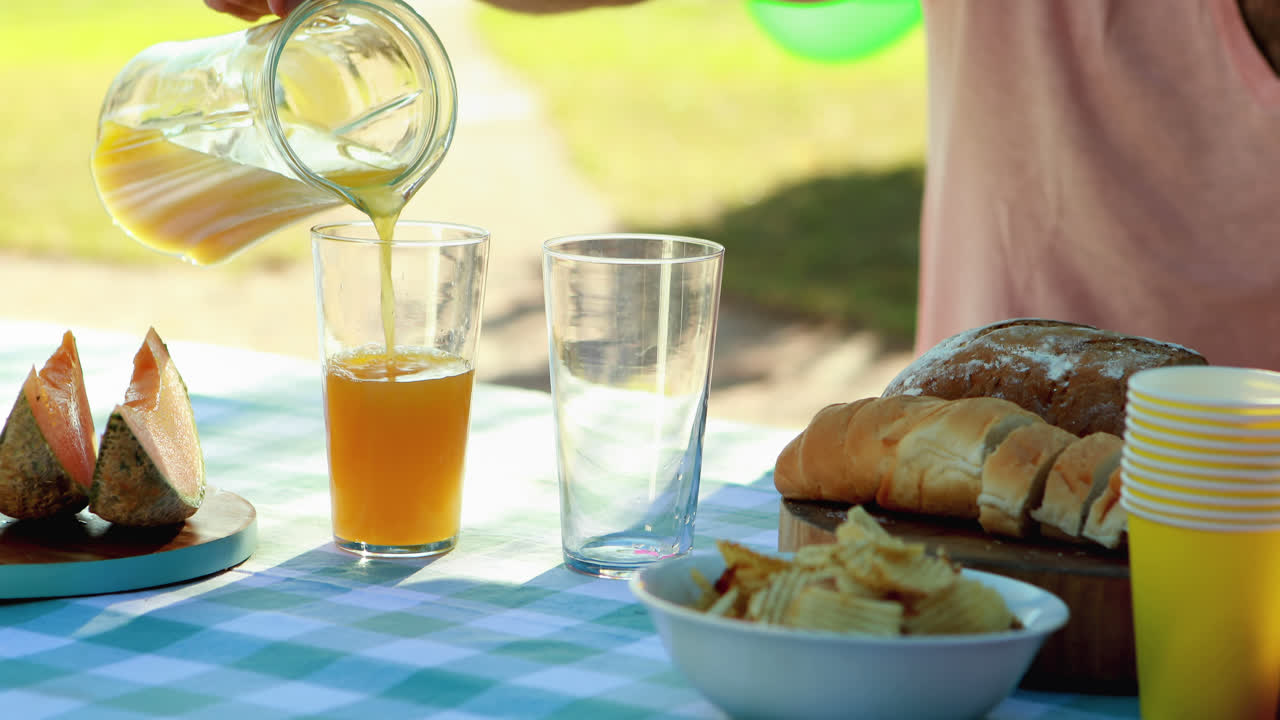 유리 4k에 주스를  ⁇ 는 남자의 중간 섹션