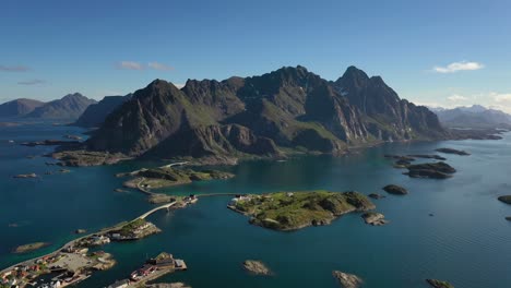 henningsvaer lofoten es un archipiélago en el condado de nordland, noruega.