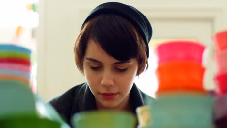 Mujer-De-Compras-En-La-Tienda