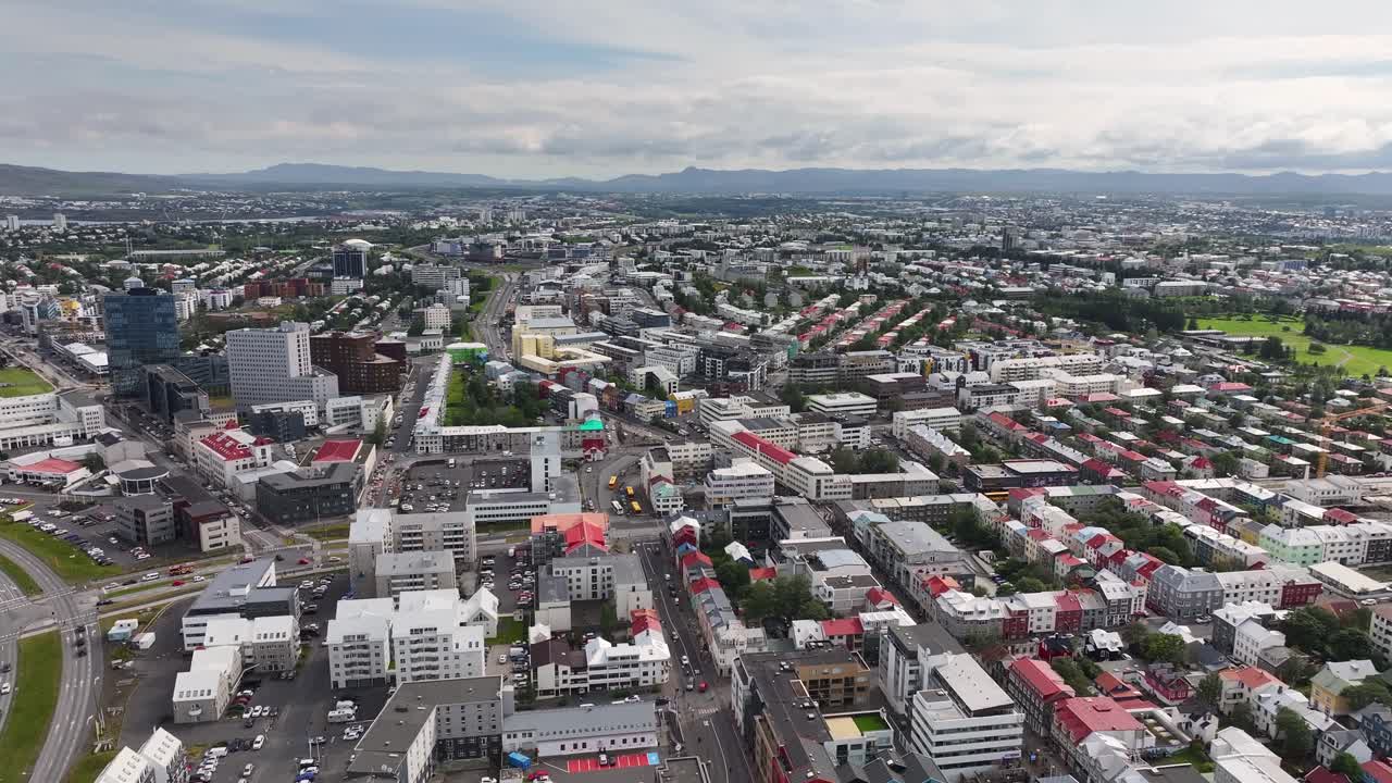 vista aérea de reykjavik, islandia, edificios de la ciudad, edificios residenciales y calles