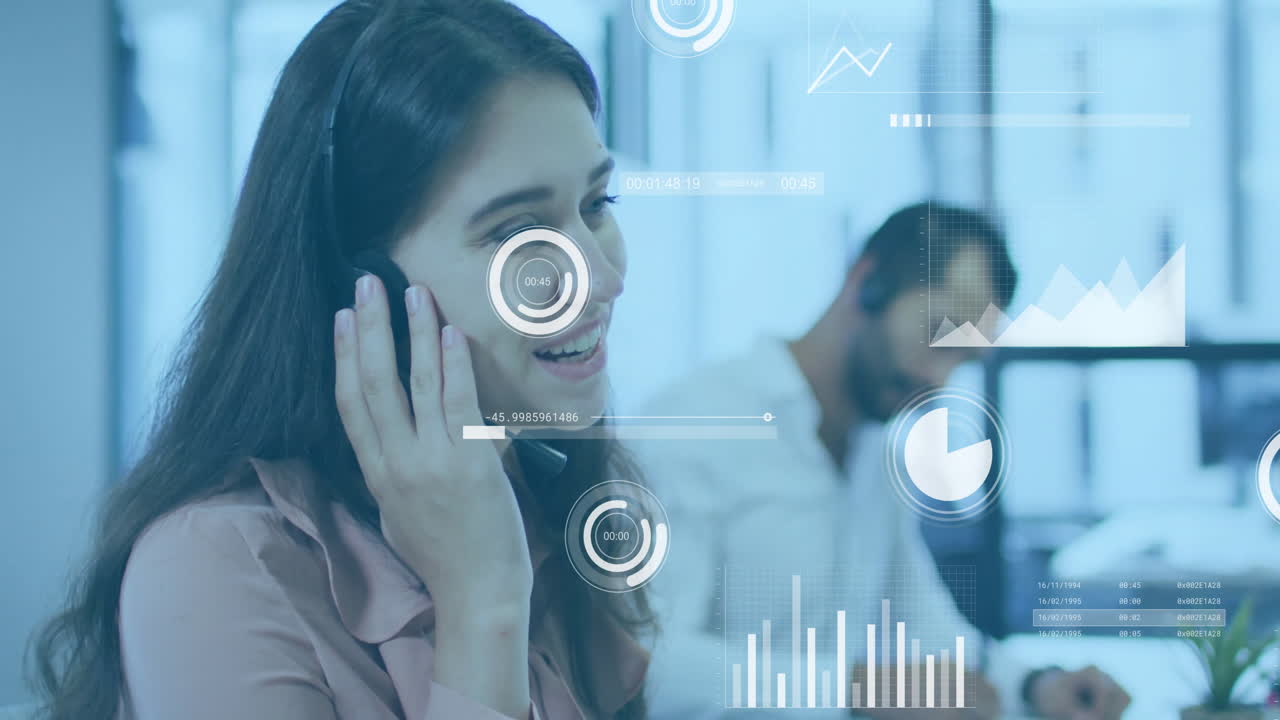 mujer de negocios hablando en auriculares, animación de análisis de datos sobre el fondo de la oficina