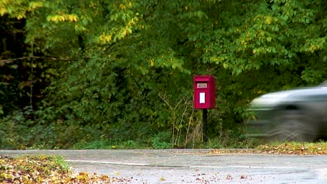 Un-Buzón-Rojo-Al-Lado-De-Una-Carretera-En-La-Zona-Rural-De-Rutland-En-Inglaterra