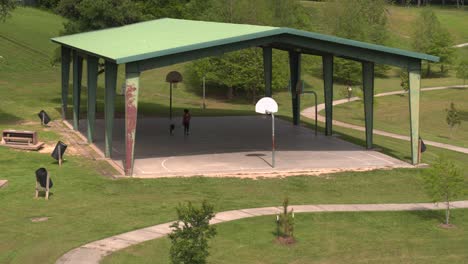 establishing shot of outdoor basketball area in bayou park houston