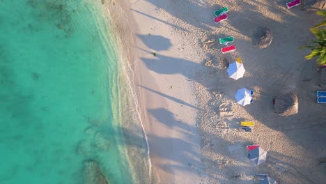 Drone-De-Arriba-Hacia-Abajo-Elevándose-Sobre-Las-Costas-De-Arena-Blanca-De-La-Playa-Daaibooi-Curacao