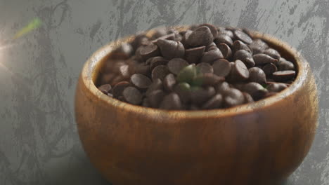 animación de la luz sobre las papas fritas de chocolate en el cuenco sobre un fondo gris