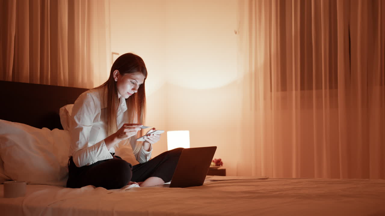 침실 에서 늦은 밤 에 일 하는 여자