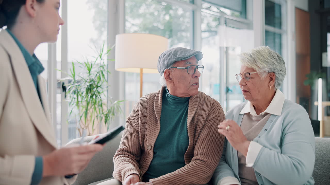 reunión de la pareja con el asesor financiero
