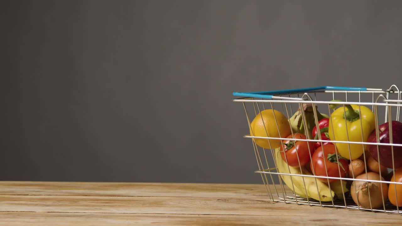 foto de estudio de alimentos básicos de frutas y verduras frescas en la cesta de la compra de alambre del supermercado 2