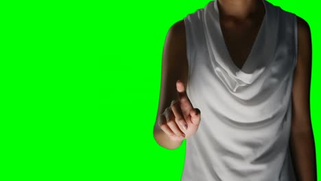 mujer tocando invisible contra el fondo de la pantalla verde