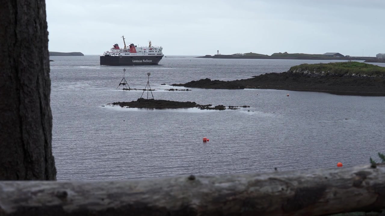 En passagerarfärja driven av Caledonian Macbrayne lämnar hamnen i byn Stornoway vid lågvatten. Filmat på Isle of Lewis, en del av Hebriderna i Skottland.