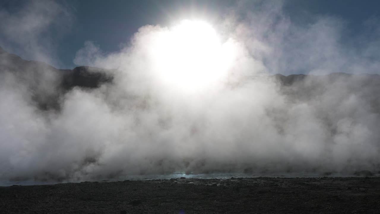gran campo de geysers y río caliente liberando vapor al amanecer en el desierto