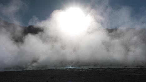 Gran-Campo-De-Géiseres-Y-Río-Caliente-Liberando-Vapor-Al-Amanecer-En-El-Desierto