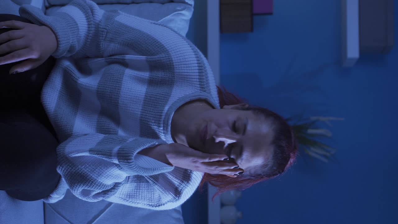 vídeo vertical de una mujer deprimida sola en casa.