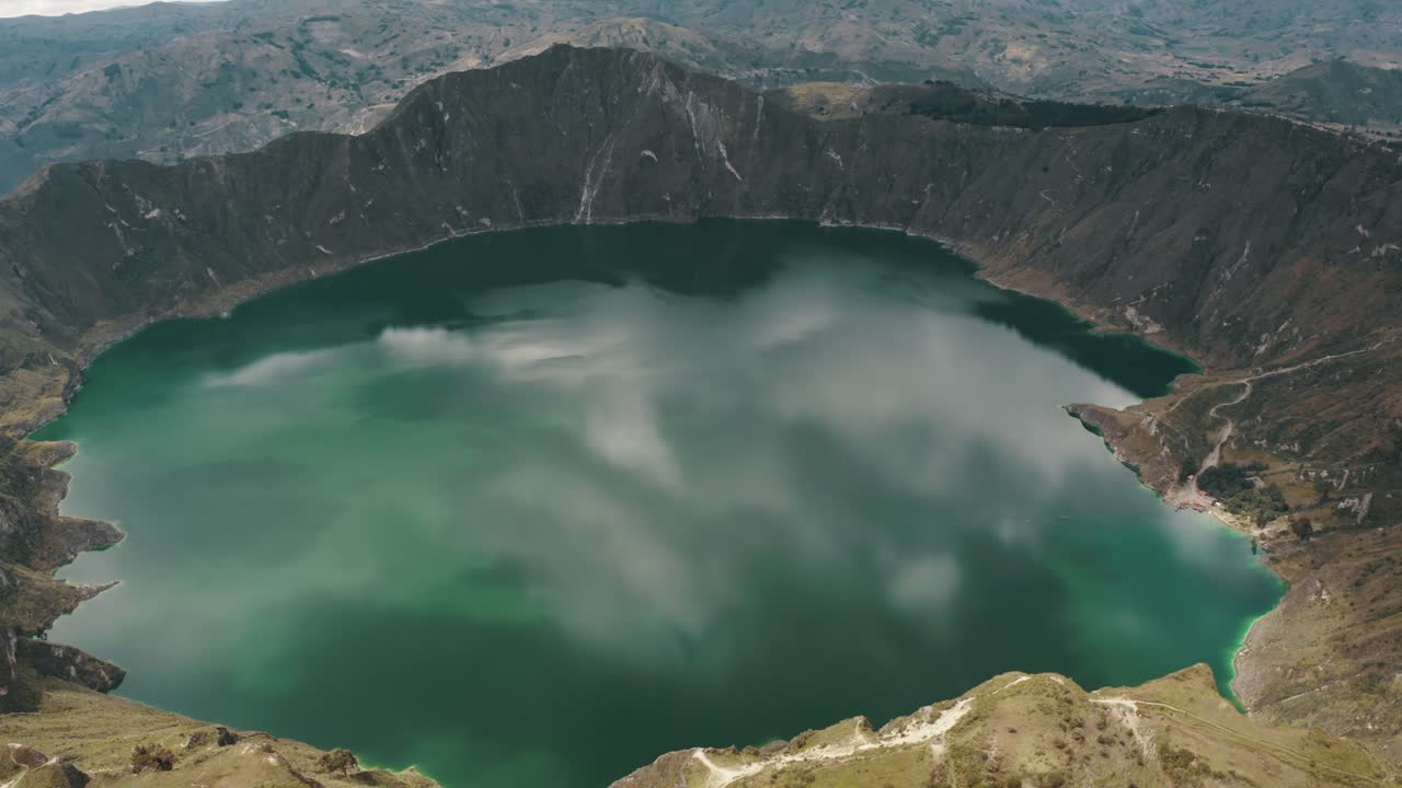에콰도르의 청록색 바다가 있는 퀼로토아 화산 분화구 라군 - 공중 드론 샷