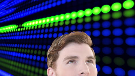 animación de los ojos de un hombre curioso sobre luces verdes y azules brillantes de los datos de procesamiento del servidor