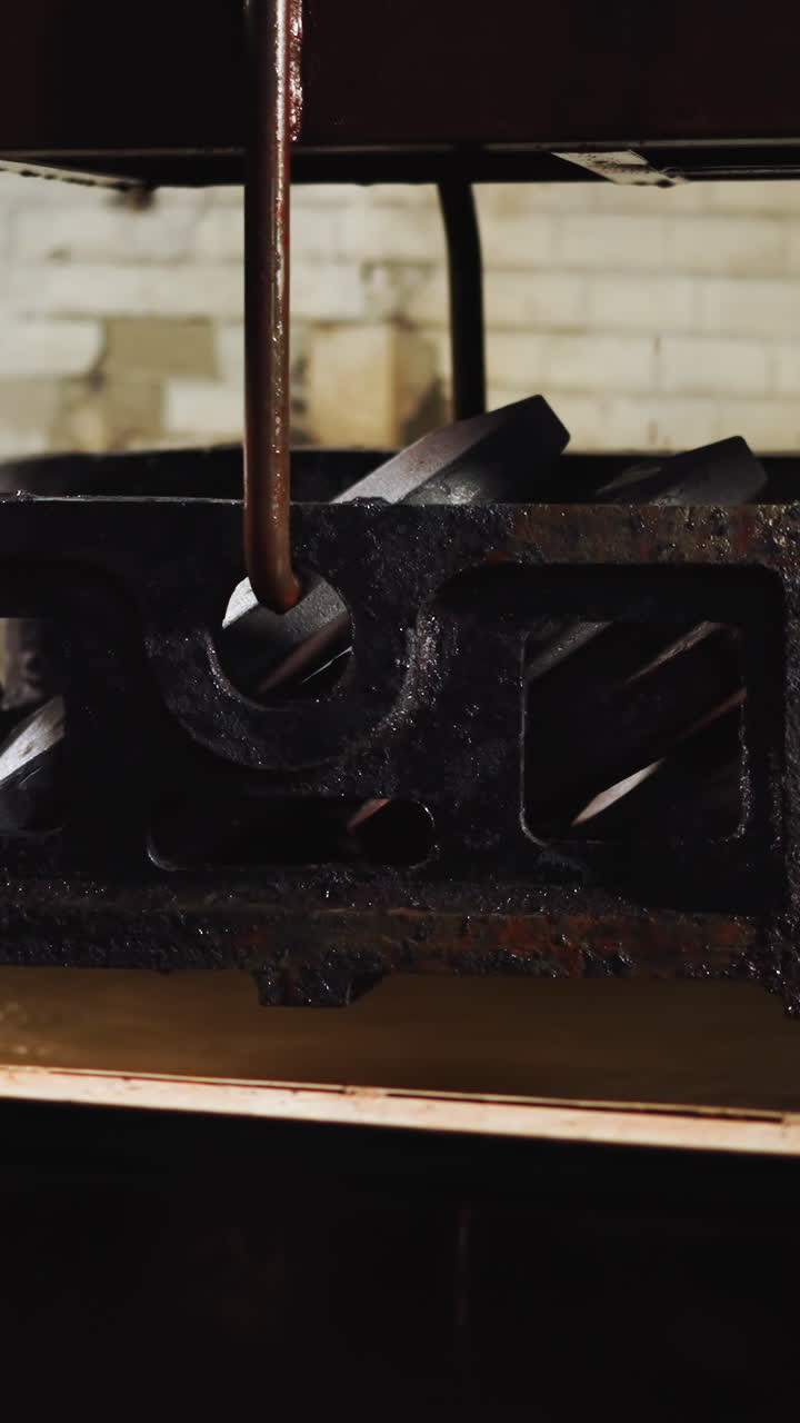 крупный план пара, поднимающейся из расплавленной стали в резервуаре для гашения, в промышленной литейной установке, парные горячие литейные изделия из стали охлаждаются в заполненном водой литейном резервуаре для гашения