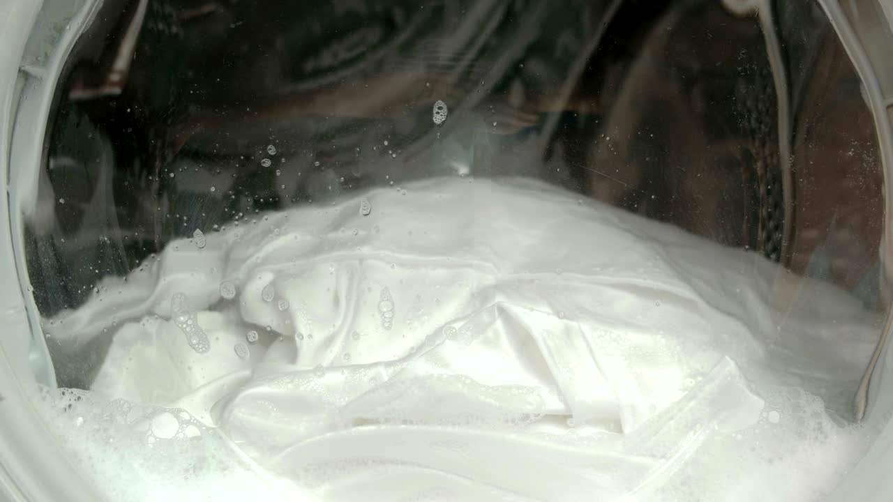 린은 세탁기에서 가까이 세탁됩니다.