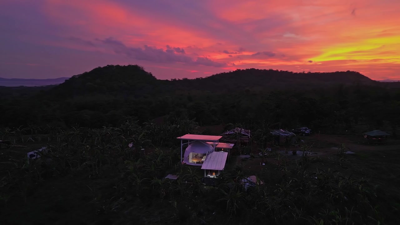 Riprese drone all'ora d'oro di un alloggio a cupola montana a Pililla Rizal che mostra i dintorni di La Hacienda Hills 3, le colline verdi e la campagna filippina