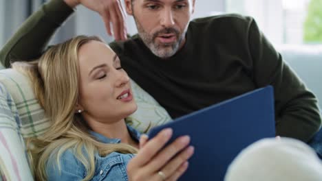 Close-up-of-mature-couple-using-a-tablet-at-home