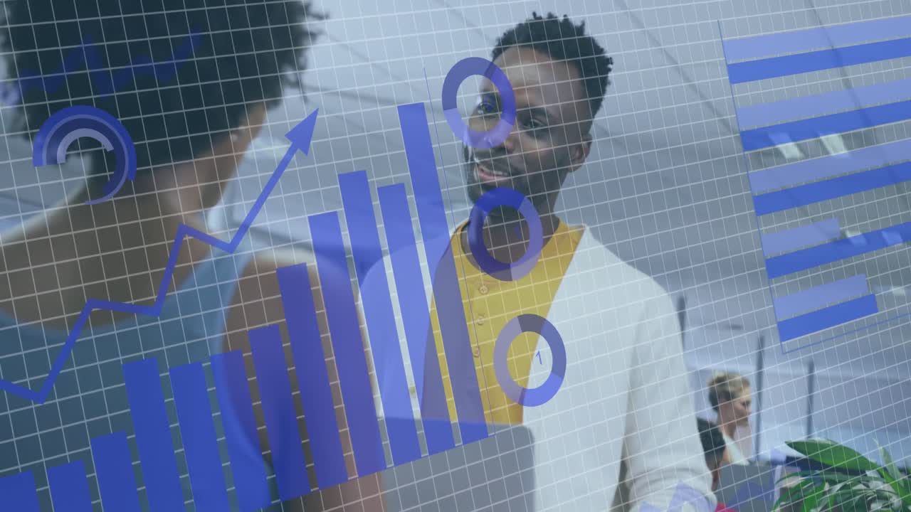 animación del procesamiento de datos financieros sobre diversas personas de negocios que trabajan en la oficina