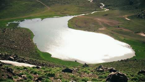 Wasserbecken-Im-Tal,-Das-Einen-See-In-Der-Frühlingsnatur-Bildet