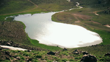 piscina de agua en el valle formando un lago en la naturaleza primaveral