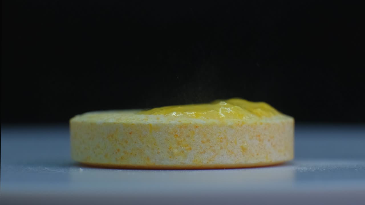 electrolitos efervescentes vitaminas suplemento dietético comprimido que se disuelve en una gota de agua creando burbujas macro niebla y espuma