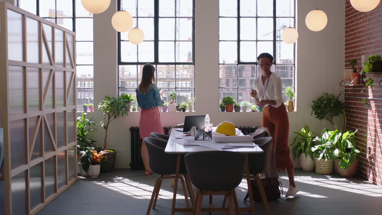 건물 계획을 사용하는 건축가 건설 프로젝트에서 일하는 비즈니스 여성 엔지니어 팀 디자인 솔루션 계획 현대 사무실에서 성공적인 개발 전략