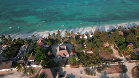 Luftaufnahme-Eines-Ruhigen-Sansibar-Strandes-Mit-Traditionellen-Booten-Und-Resorts